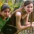 Estella und Hannah auf dem Besen